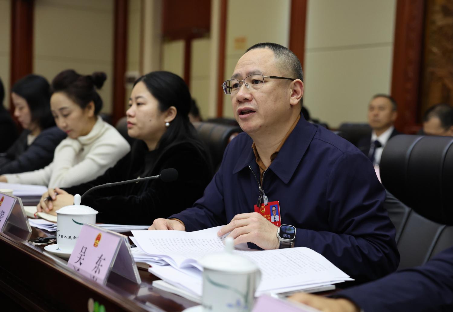 当天,吴东作为广西人大代表,向桂林代表团详细汇报了桂林银行近年来